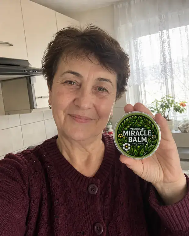 Femeie care ține în mână borcanul VenoCalm™ Miracle Balm